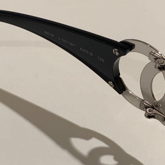 Authentic preowned black Chanel sunglasses with silver CC logo - Picture 5 of 8
